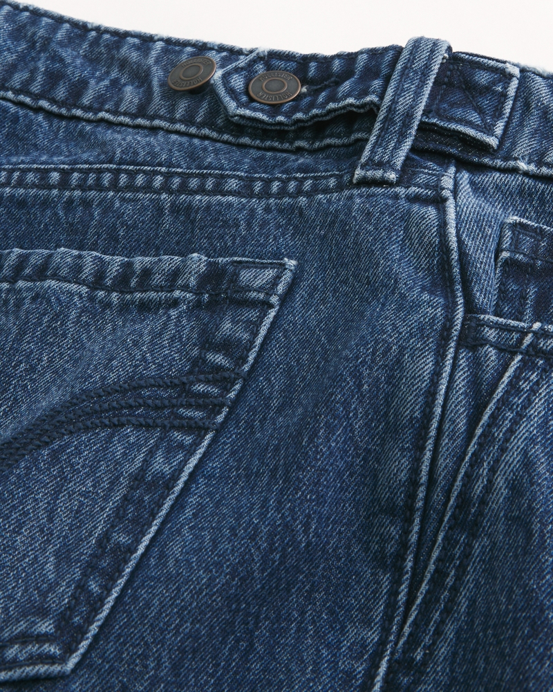 justerbar midjeband låg midja mellantvättade löst sittande jeans