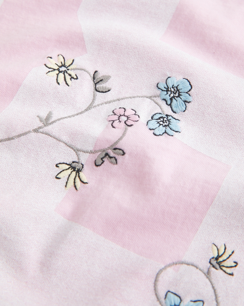 Överdimensionerad t-shirt med blommigt mönster och bara axlar