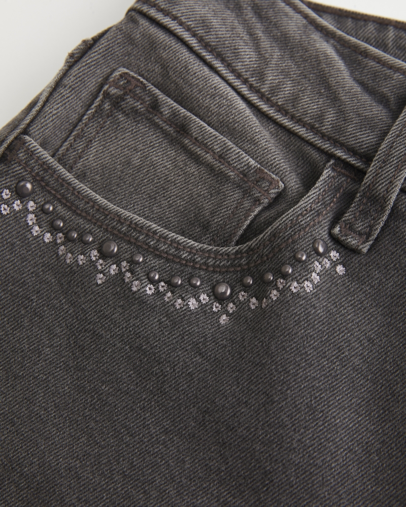 högmidjade tvättade svarta broderade utsvängda jeans