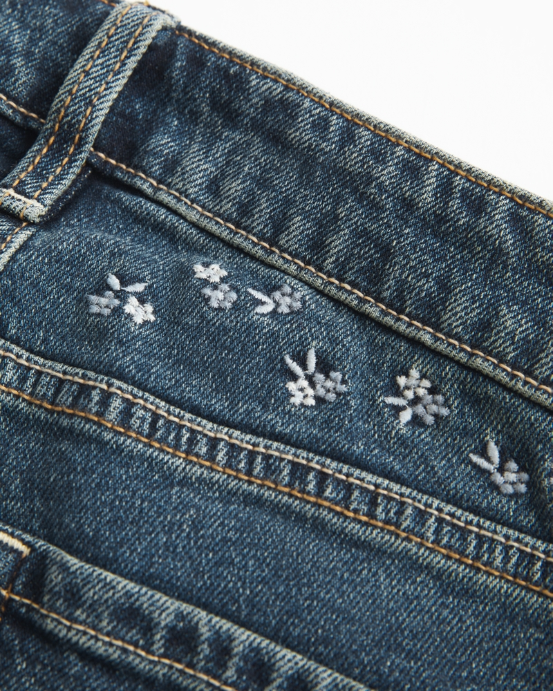 högmidjade mörktvättade blombroderade utsvängda jeans