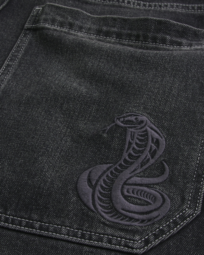 kamouflage skateboard löst sittande målarjeans