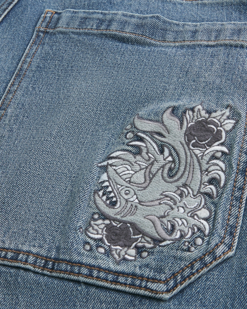 kamouflage skateboard löst sittande målarjeans