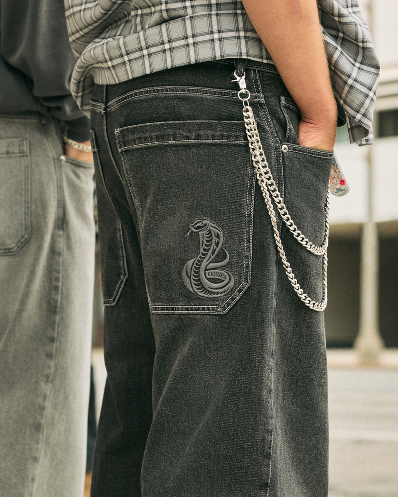 kamouflage skateboard löst sittande målarjeans