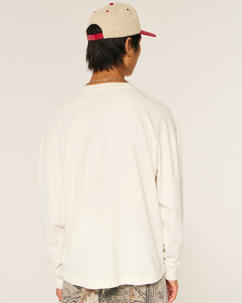 fyrkantig kraftig långärmad t-shirt med rund hals och grafik