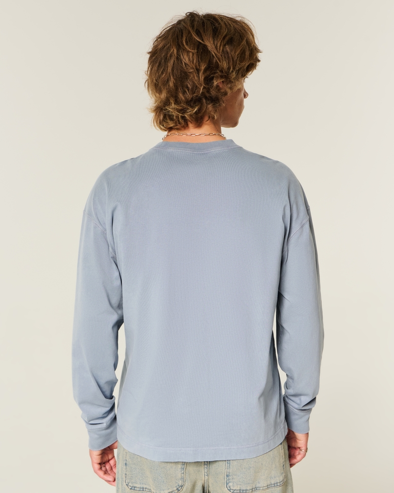 fyrkantig kraftig långärmad t-shirt med rund hals och grafik