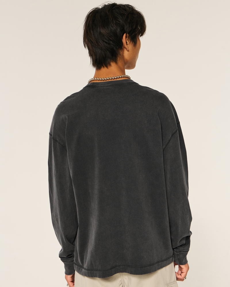 fyrkantig kraftig långärmad t-shirt med rund hals och grafik
