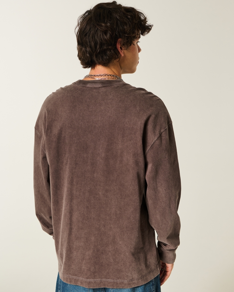 fyrkantig kraftig långärmad t-shirt med rund hals och grafik