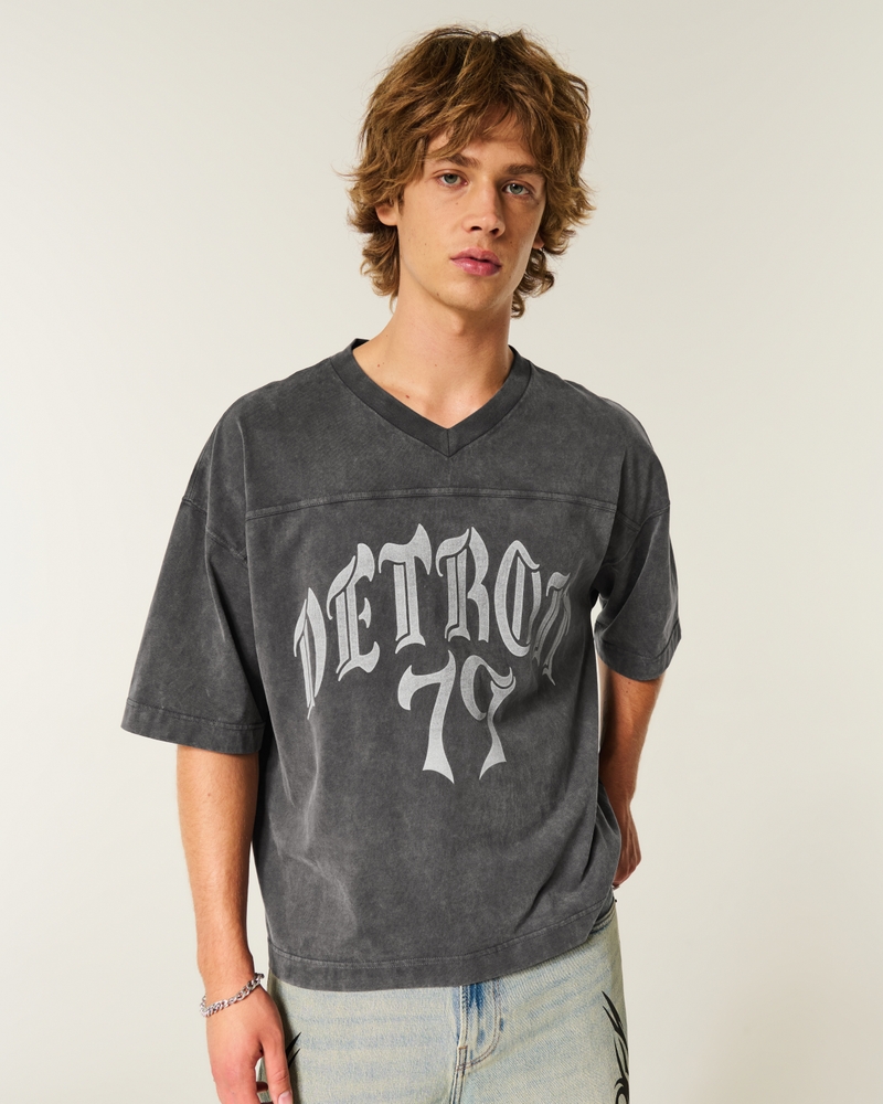 kraftig beskuren fotbolls-t-shirt med detroit-tema i en påsad modell.