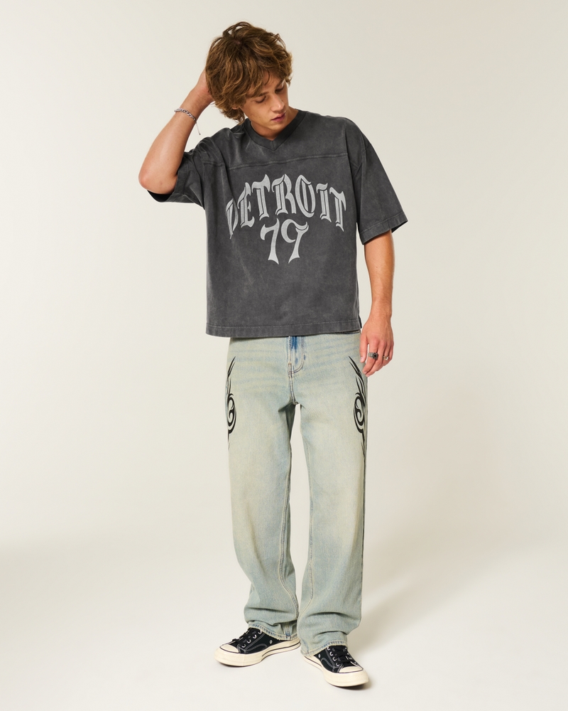 kraftig beskuren fotbolls-t-shirt med detroit-tema i en påsad modell.