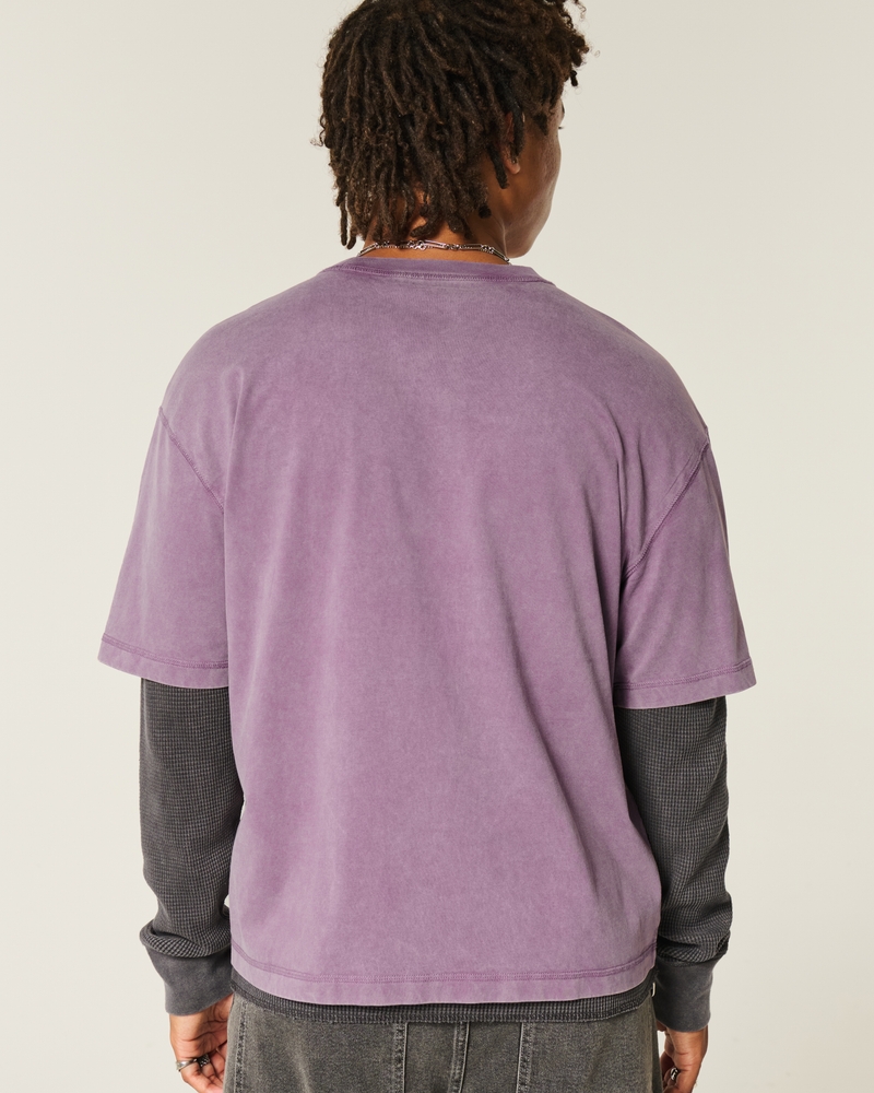 fyrkantig och tjock kort t-shirt med rund hals och kamouflagemönster