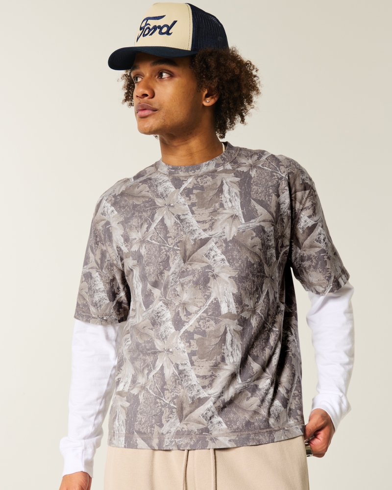 fyrkantig och tjock kort t-shirt med rund hals och kamouflagemönster
