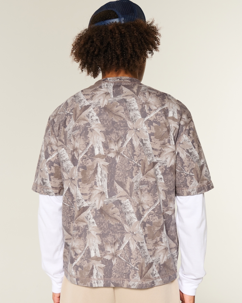 fyrkantig och tjock kort t-shirt med rund hals och kamouflagemönster