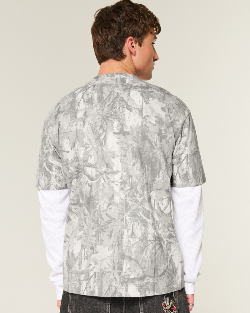 t-shirt med rund hals och fyrkantig passform i kraftig kamouflage